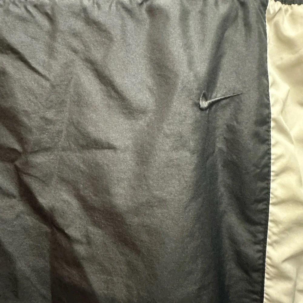 Nike women's Black Track Pants with White Side Panels and Pink Accent NWOT B28